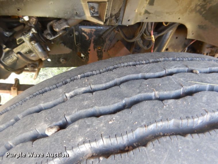 image for item FI9056 1991 Ford F700  truck cab and chassis