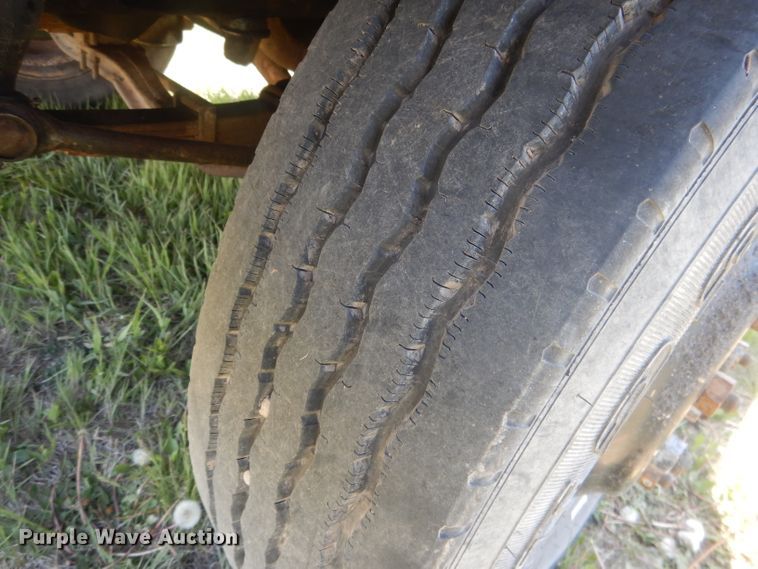 image for item FI9056 1991 Ford F700  truck cab and chassis