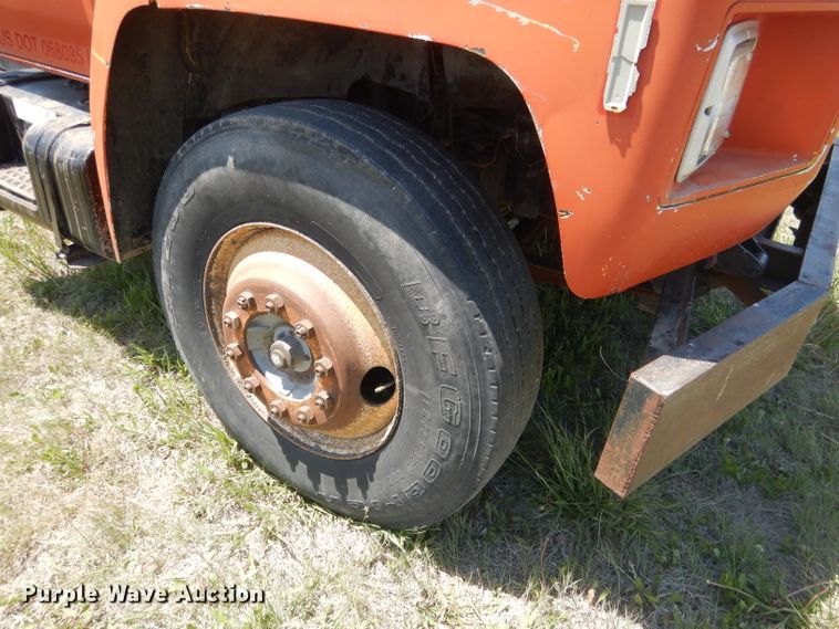 image for item FI9056 1991 Ford F700  truck cab and chassis