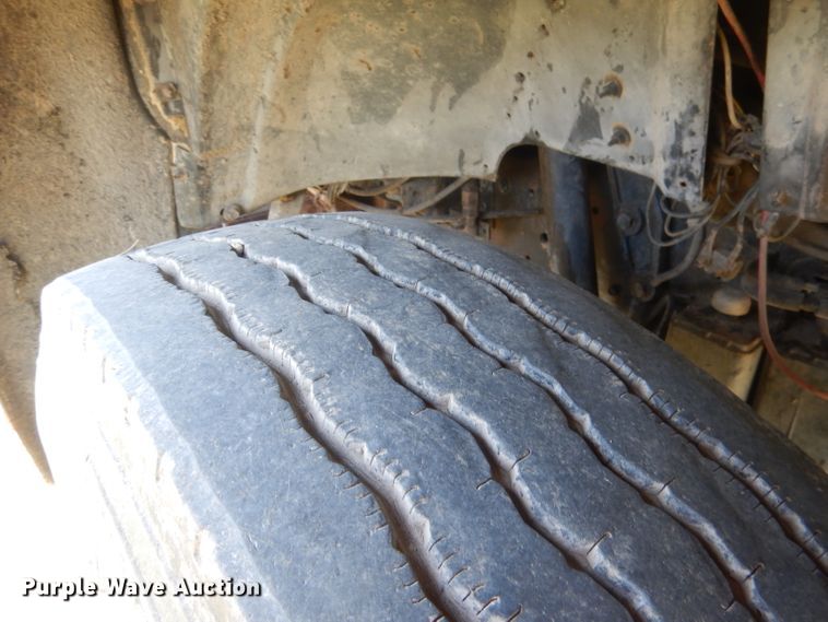 image for item FI9056 1991 Ford F700  truck cab and chassis