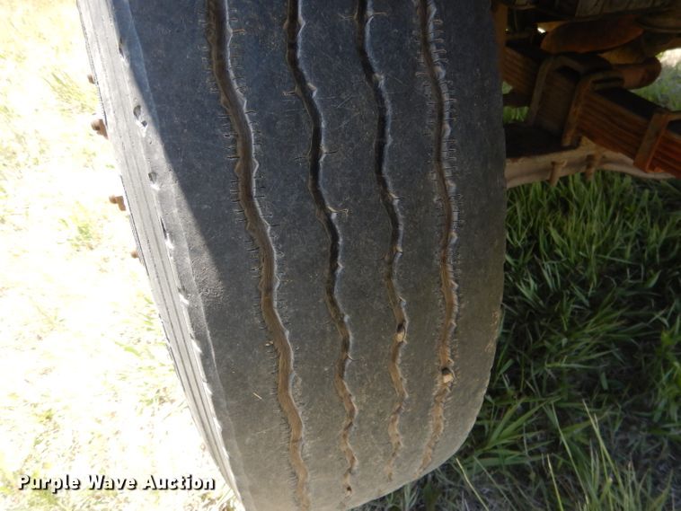 image for item FI9056 1991 Ford F700  truck cab and chassis