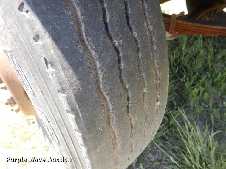 image for item FI9056 1991 Ford F700  truck cab and chassis