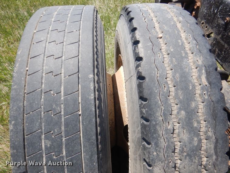 image for item FI9056 1991 Ford F700  truck cab and chassis