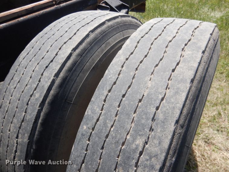 image for item FI9056 1991 Ford F700  truck cab and chassis