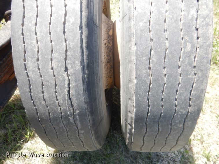 image for item FI9056 1991 Ford F700  truck cab and chassis