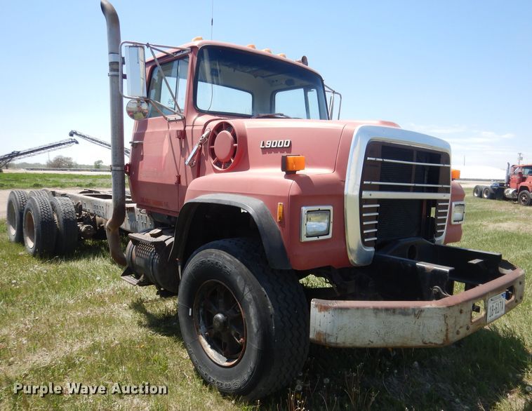 image for item FI9058 1989 Ford LT9000  truck cab and chassis