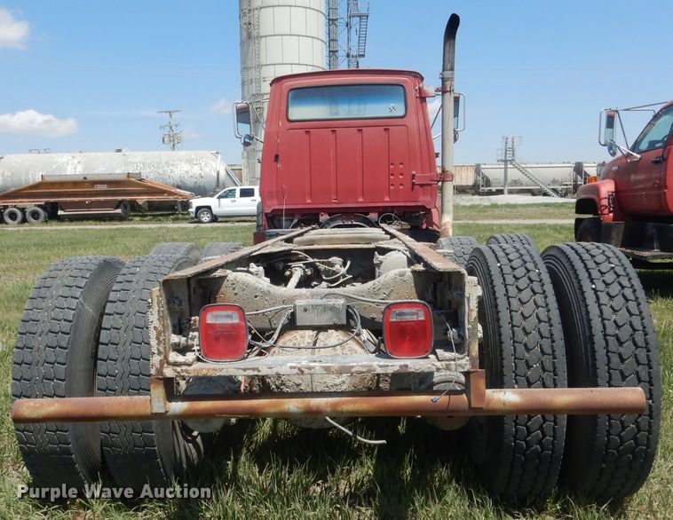 image for item FI9058 1989 Ford LT9000  truck cab and chassis