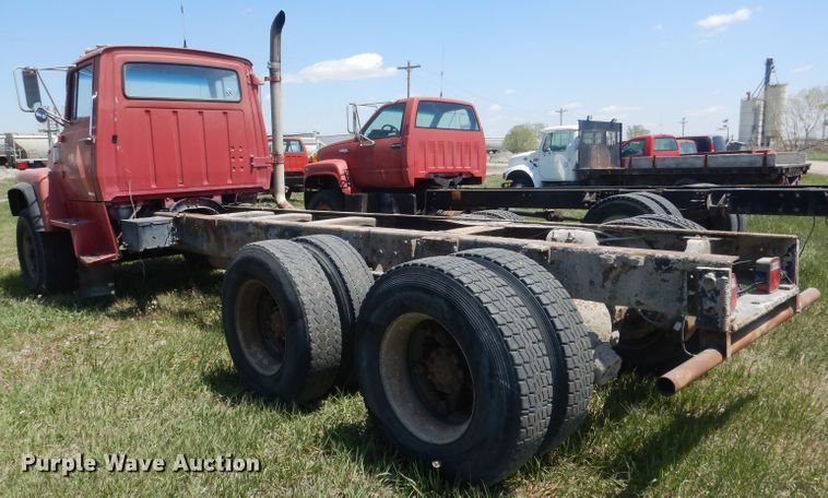 image for item FI9058 1989 Ford LT9000  truck cab and chassis