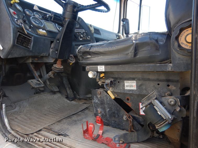 image for item FI9058 1989 Ford LT9000  truck cab and chassis