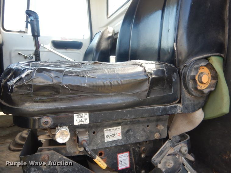 image for item FI9058 1989 Ford LT9000  truck cab and chassis