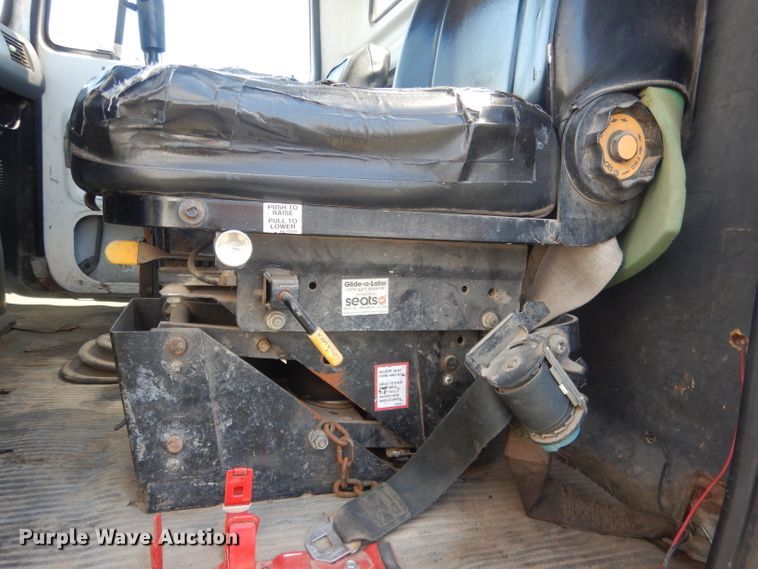 image for item FI9058 1989 Ford LT9000  truck cab and chassis