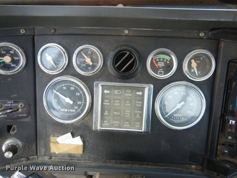 image for item FI9058 1989 Ford LT9000  truck cab and chassis