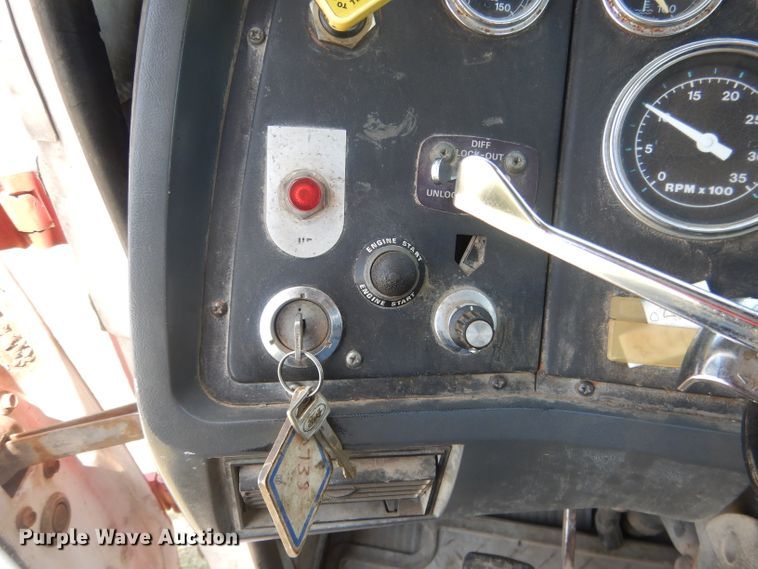 image for item FI9058 1989 Ford LT9000  truck cab and chassis