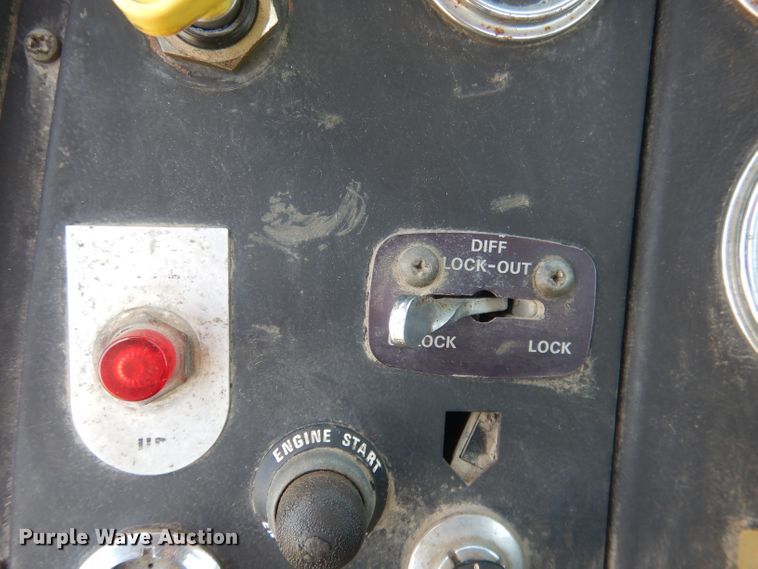 image for item FI9058 1989 Ford LT9000  truck cab and chassis