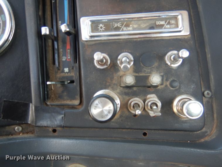 image for item FI9058 1989 Ford LT9000  truck cab and chassis