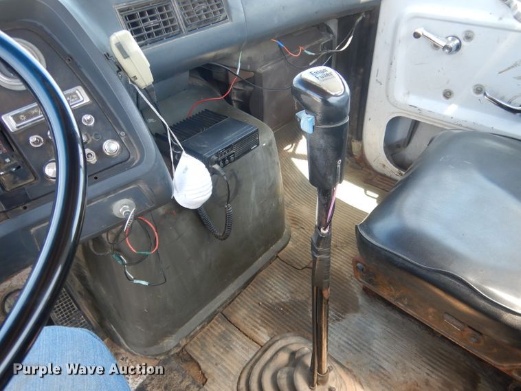 image for item FI9058 1989 Ford LT9000  truck cab and chassis