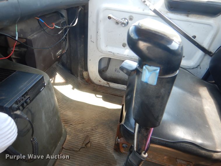 image for item FI9058 1989 Ford LT9000  truck cab and chassis