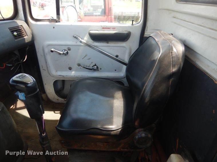 image for item FI9058 1989 Ford LT9000  truck cab and chassis