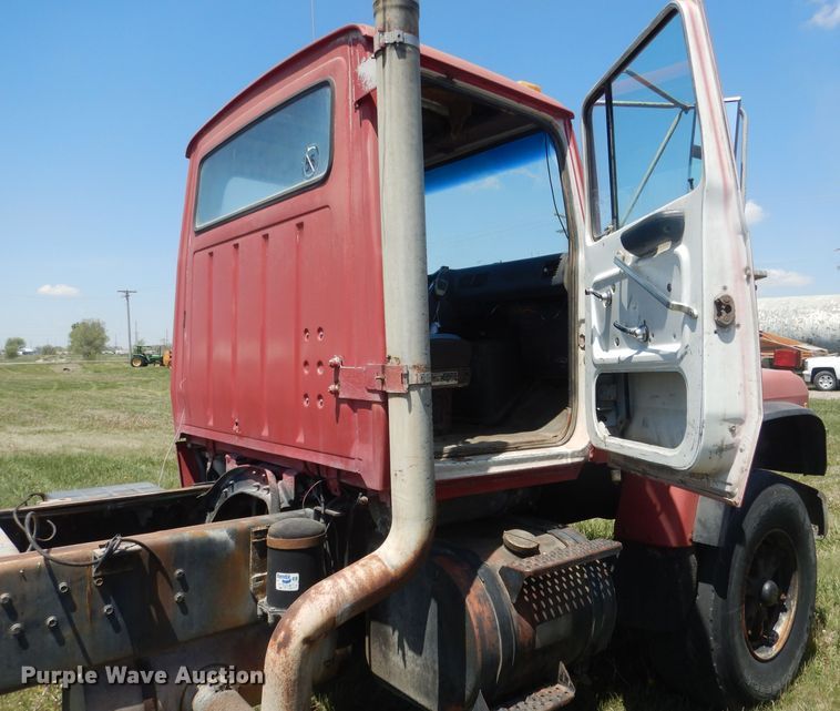 image for item FI9058 1989 Ford LT9000  truck cab and chassis