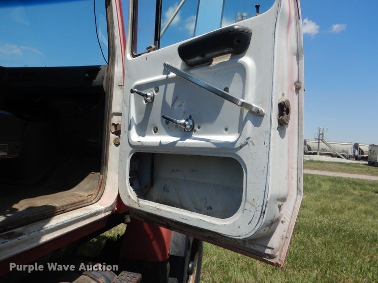 image for item FI9058 1989 Ford LT9000  truck cab and chassis