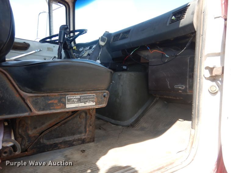 image for item FI9058 1989 Ford LT9000  truck cab and chassis