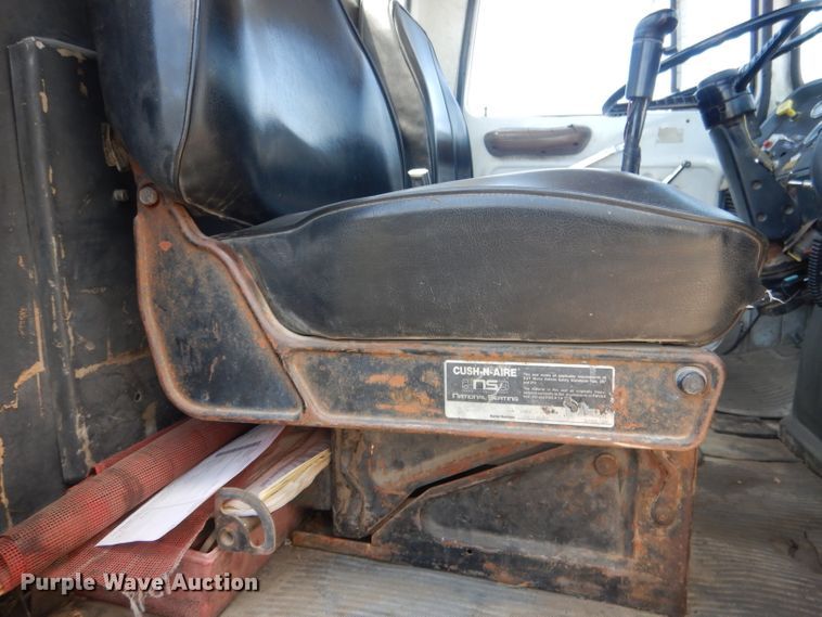 image for item FI9058 1989 Ford LT9000  truck cab and chassis