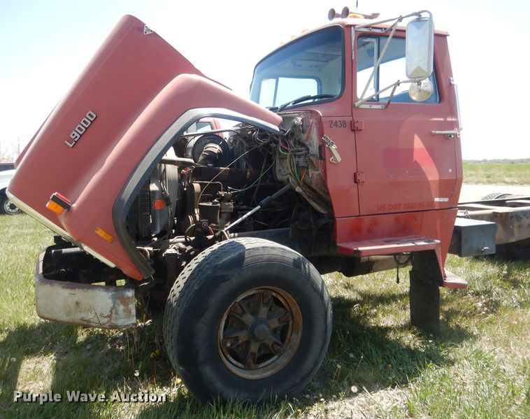 image for item FI9058 1989 Ford LT9000  truck cab and chassis