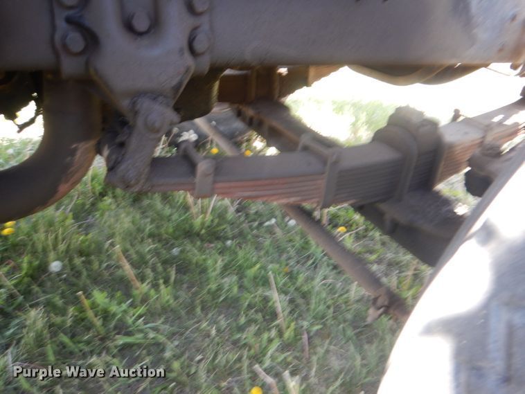 image for item FI9058 1989 Ford LT9000  truck cab and chassis