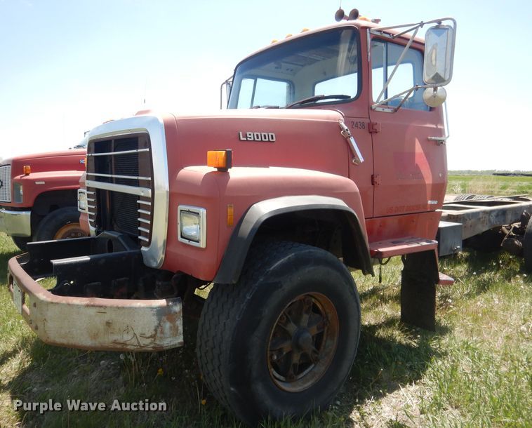 image for item FI9058 1989 Ford LT9000  truck cab and chassis