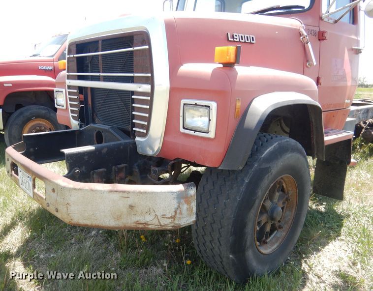 image for item FI9058 1989 Ford LT9000  truck cab and chassis