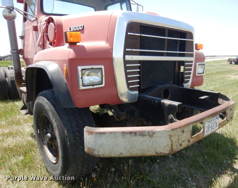 image for item FI9058 1989 Ford LT9000  truck cab and chassis