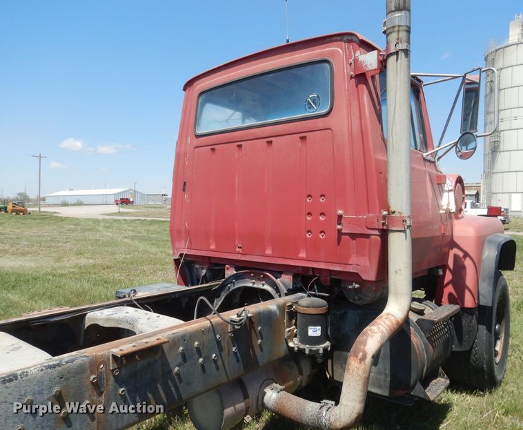 image for item FI9058 1989 Ford LT9000  truck cab and chassis