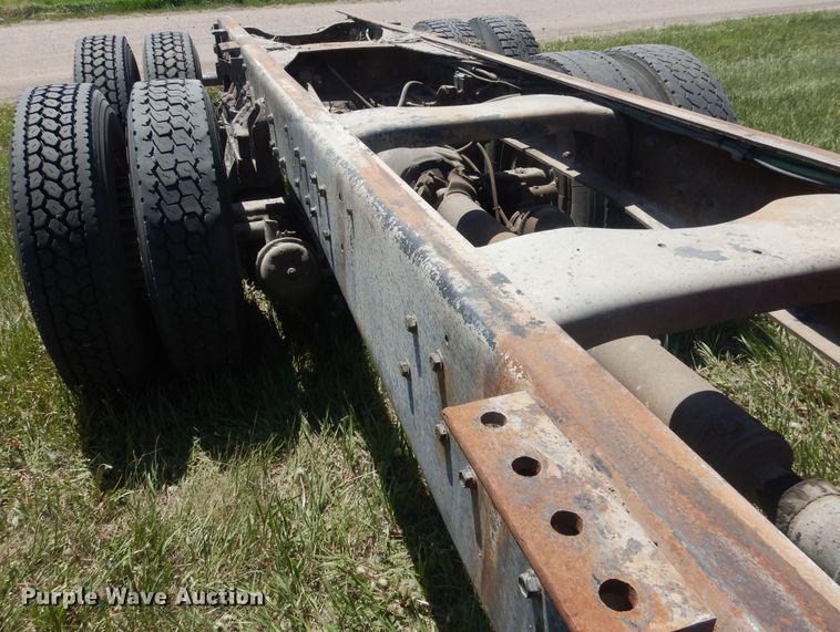 image for item FI9058 1989 Ford LT9000  truck cab and chassis