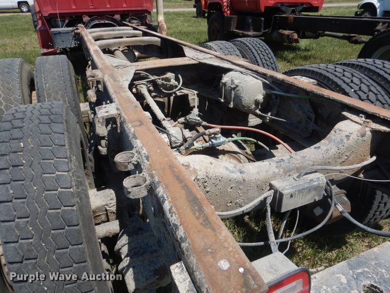 image for item FI9058 1989 Ford LT9000  truck cab and chassis