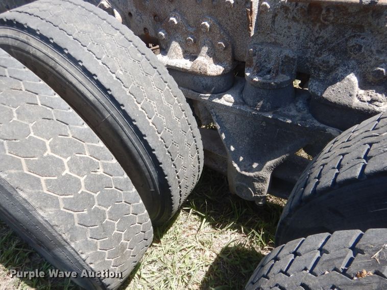 image for item FI9058 1989 Ford LT9000  truck cab and chassis