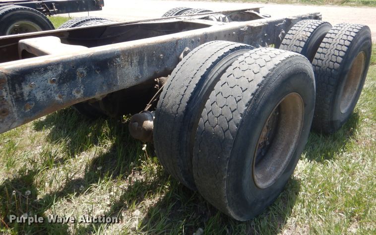 image for item FI9058 1989 Ford LT9000  truck cab and chassis