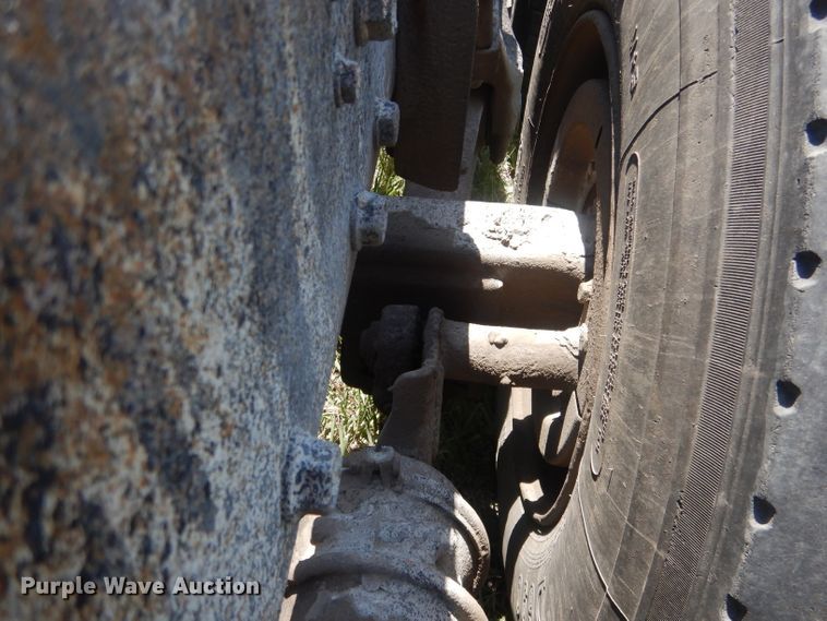 image for item FI9058 1989 Ford LT9000  truck cab and chassis