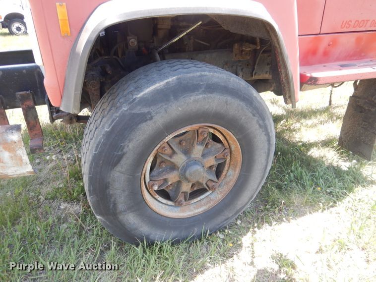 image for item FI9058 1989 Ford LT9000  truck cab and chassis