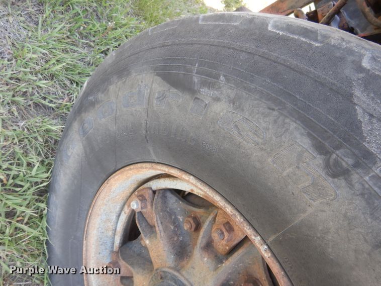 image for item FI9058 1989 Ford LT9000  truck cab and chassis