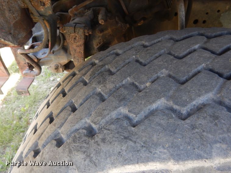 image for item FI9058 1989 Ford LT9000  truck cab and chassis