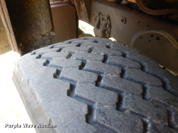 image for item FI9058 1989 Ford LT9000  truck cab and chassis