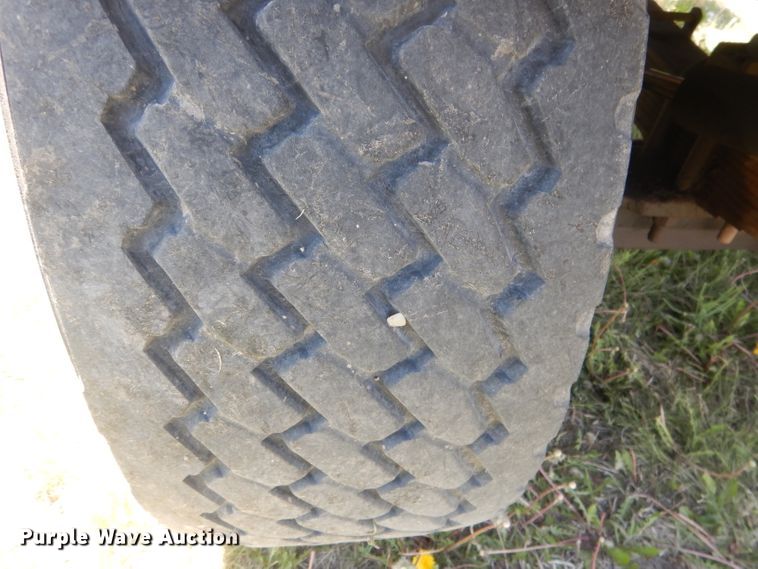 image for item FI9058 1989 Ford LT9000  truck cab and chassis