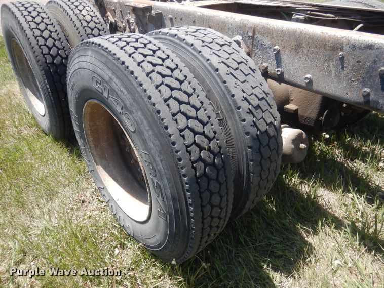 image for item FI9058 1989 Ford LT9000  truck cab and chassis