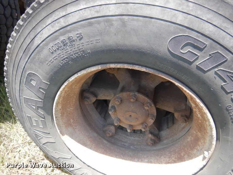 image for item FI9058 1989 Ford LT9000  truck cab and chassis