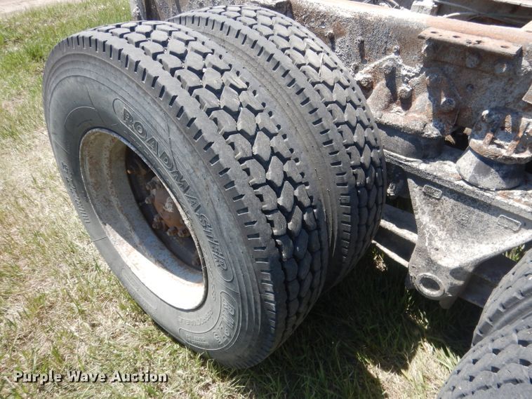 image for item FI9058 1989 Ford LT9000  truck cab and chassis