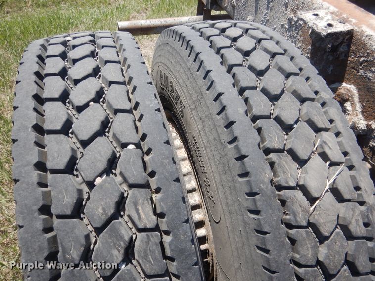 image for item FI9058 1989 Ford LT9000  truck cab and chassis