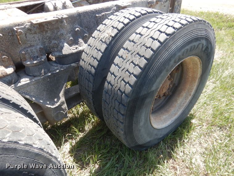 image for item FI9058 1989 Ford LT9000  truck cab and chassis