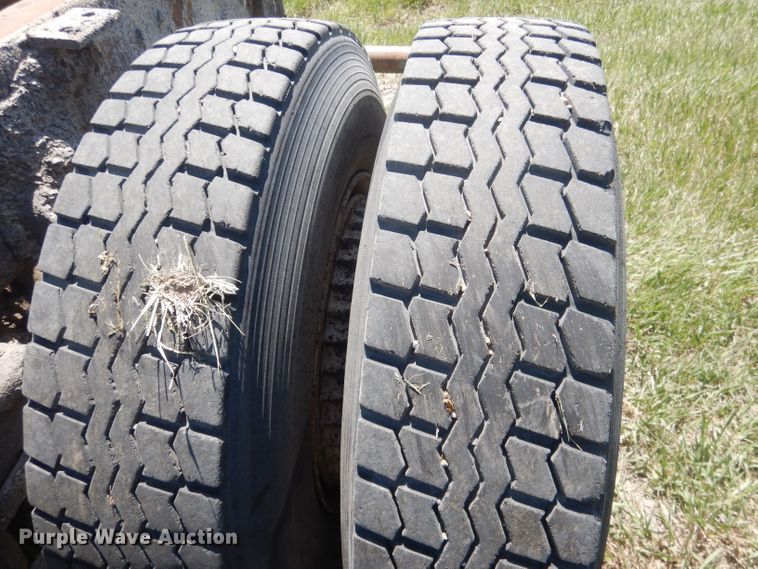 image for item FI9058 1989 Ford LT9000  truck cab and chassis