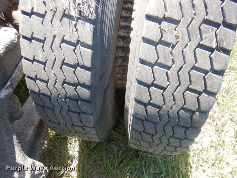 image for item FI9058 1989 Ford LT9000  truck cab and chassis