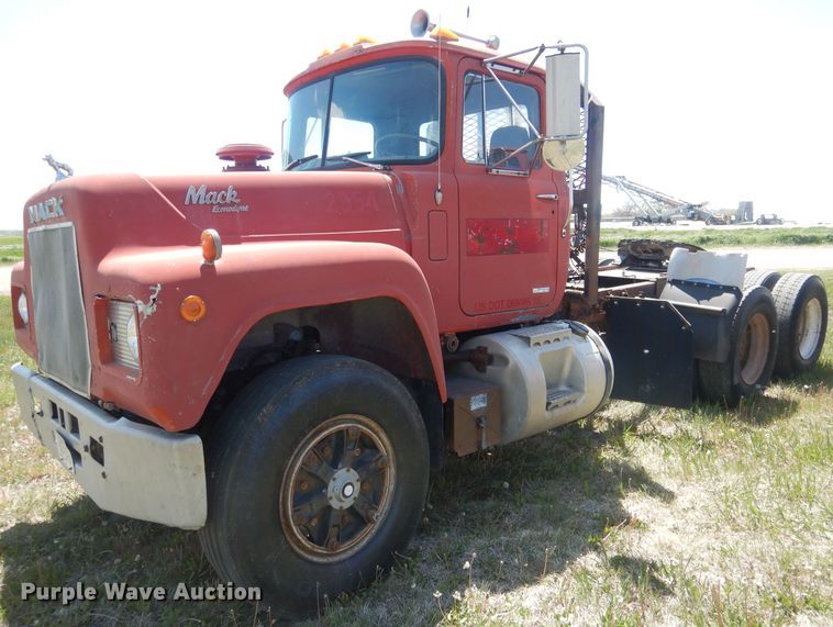 image for item FI9059 1984 Mack R686ST  semi truck